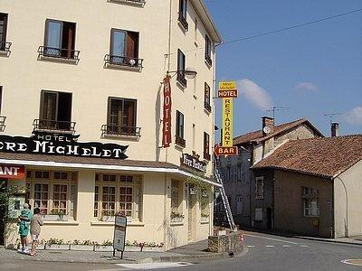 Hotel De La Mere Michelet Confolens Esterno foto