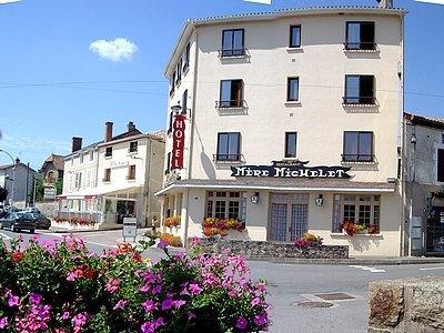 Hotel De La Mere Michelet Confolens Esterno foto